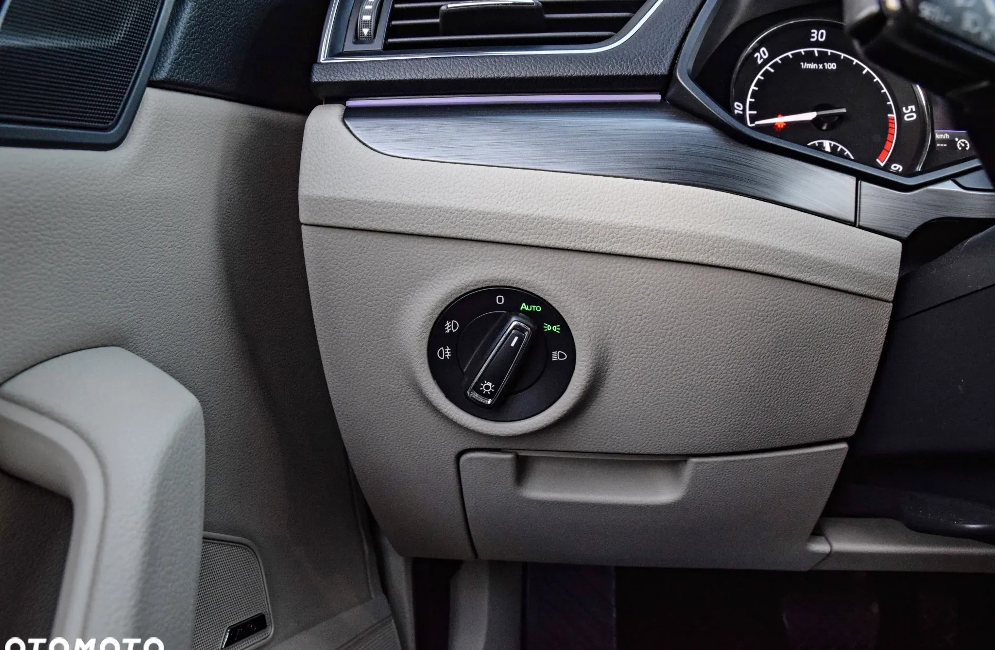 Skoda Superb cena 84900 przebieg: 200000, rok produkcji 2018 z Sochaczew małe 742